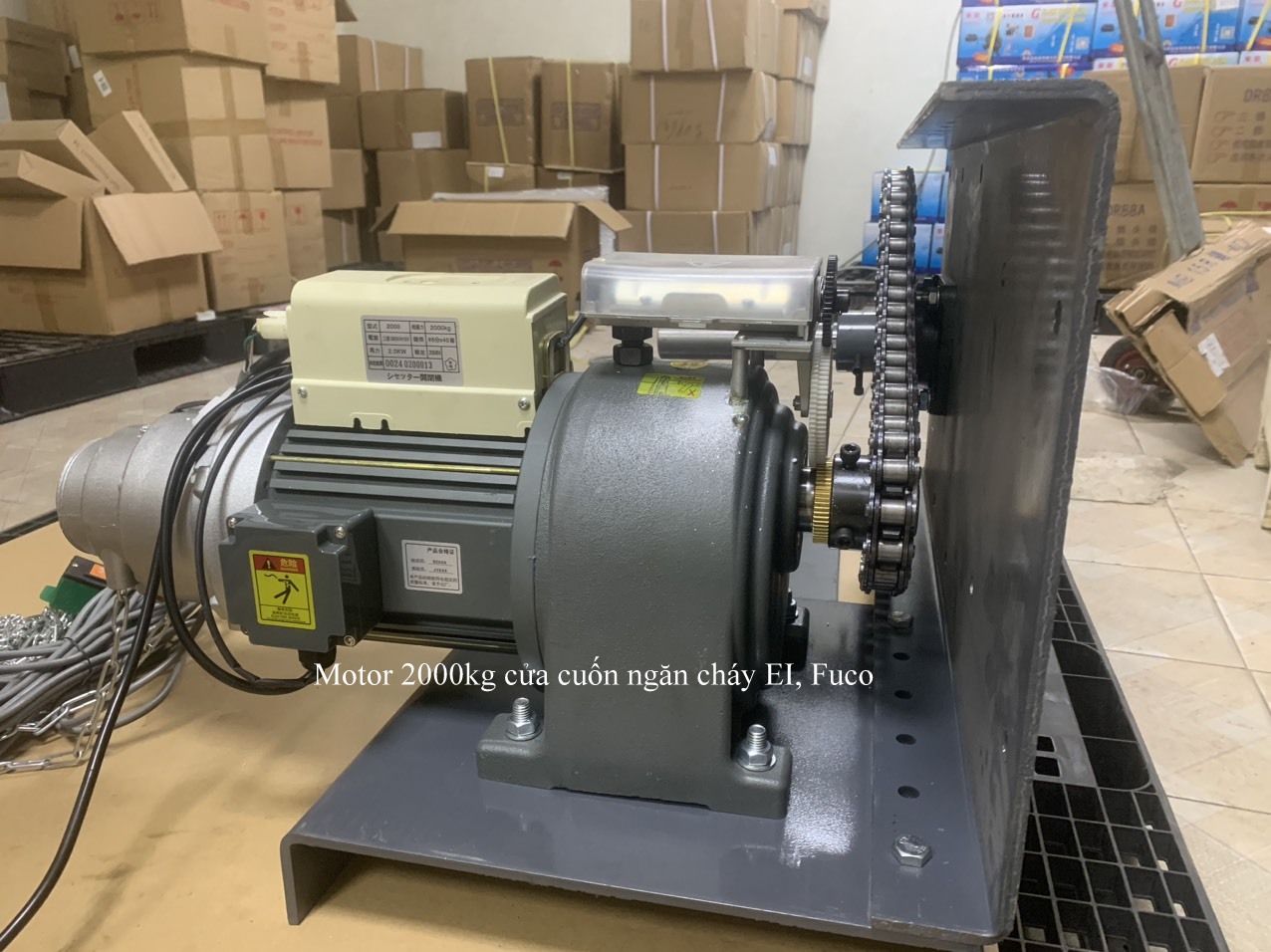 Cửa cuốn có cơ chế đóng mở theo phương thẳng đứng, thông qua động cơ (bộ tời/motor)