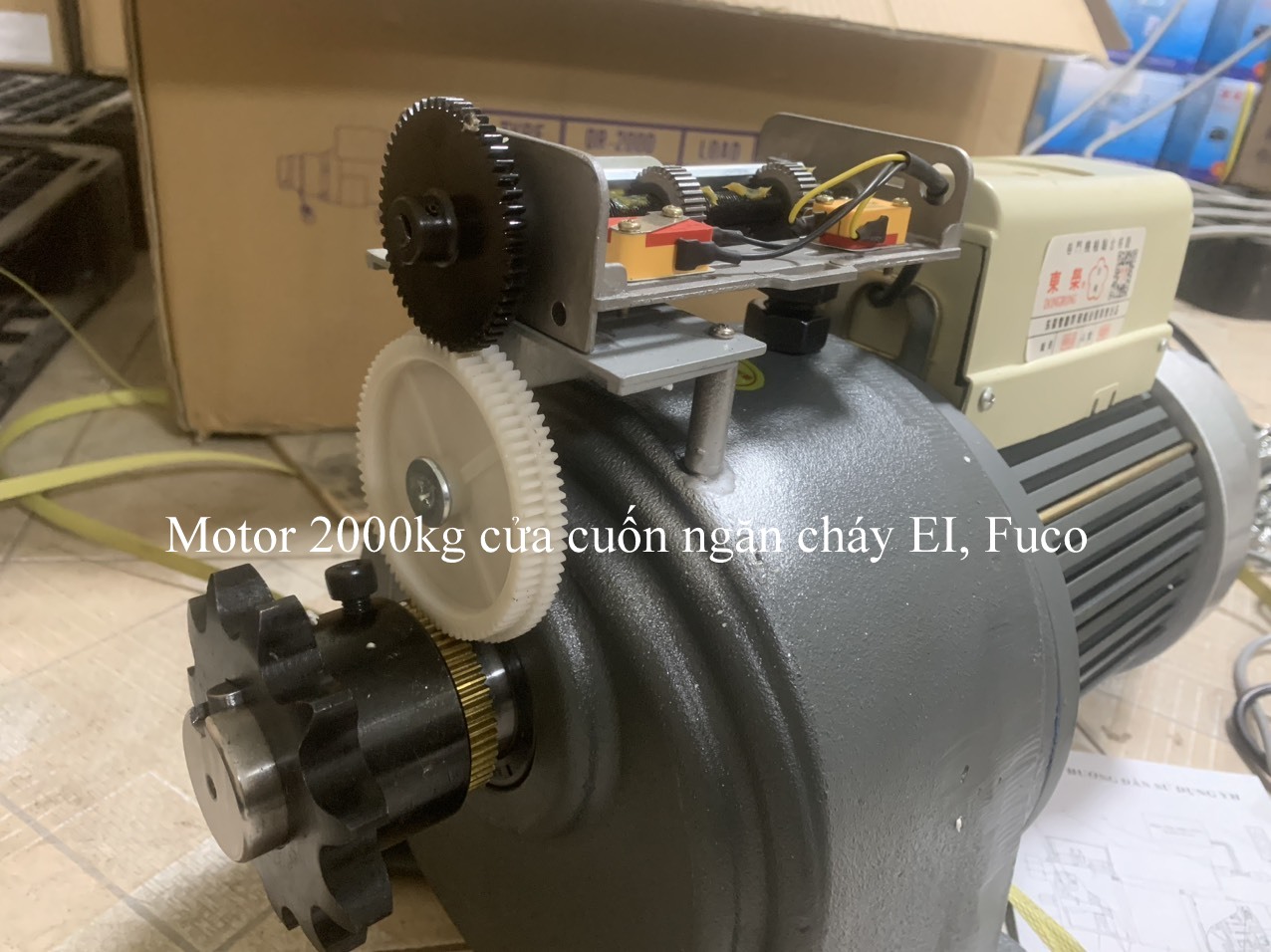 Cửa cuốn có cơ chế đóng mở theo phương thẳng đứng, thông qua động cơ (bộ tời/motor)