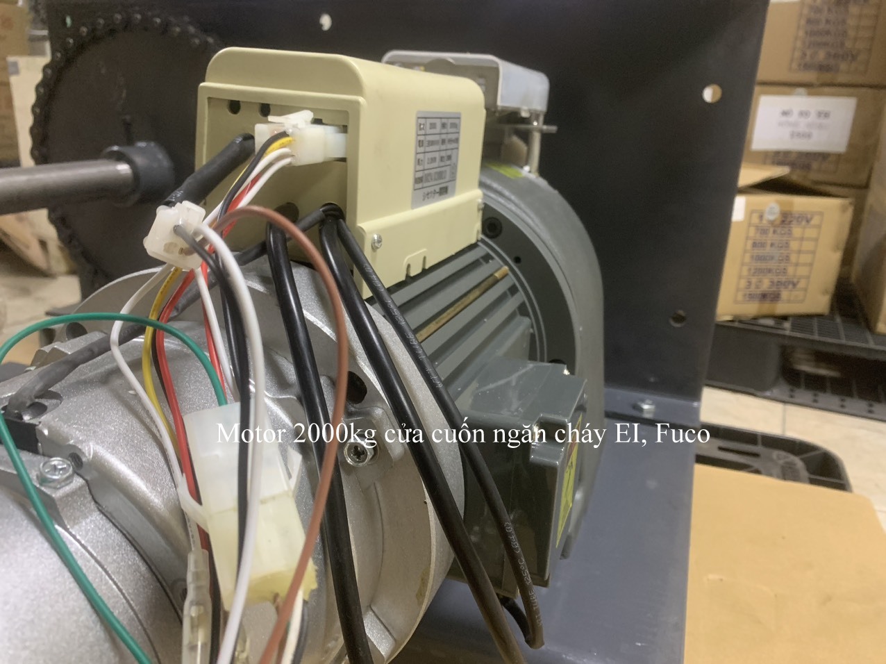 Cửa cuốn có cơ chế đóng mở theo phương thẳng đứng, thông qua động cơ (bộ tời/motor)