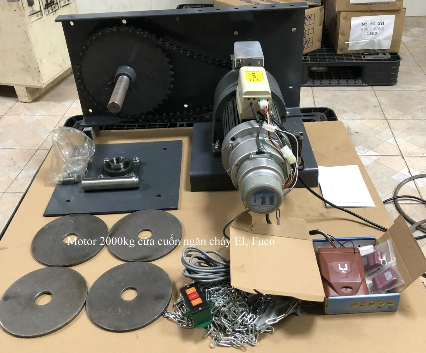 Cửa cuốn có cơ chế đóng mở theo phương thẳng đứng, thông qua động cơ (bộ tời/motor)